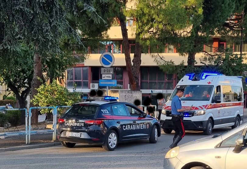Colpito da un cazzotto in centro a Lanciano, uomo stramazza a terra, è in ospedale, fuggito l'aggressore