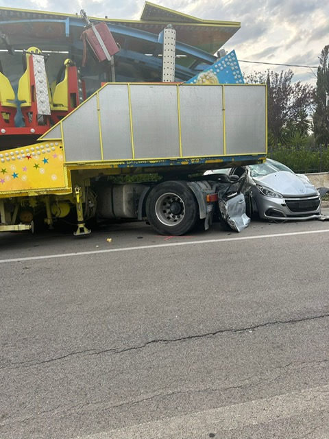 Grave incidente stradale a Lanciano, scontro tra un'auto e un camion delle giostre, ferito un anziano