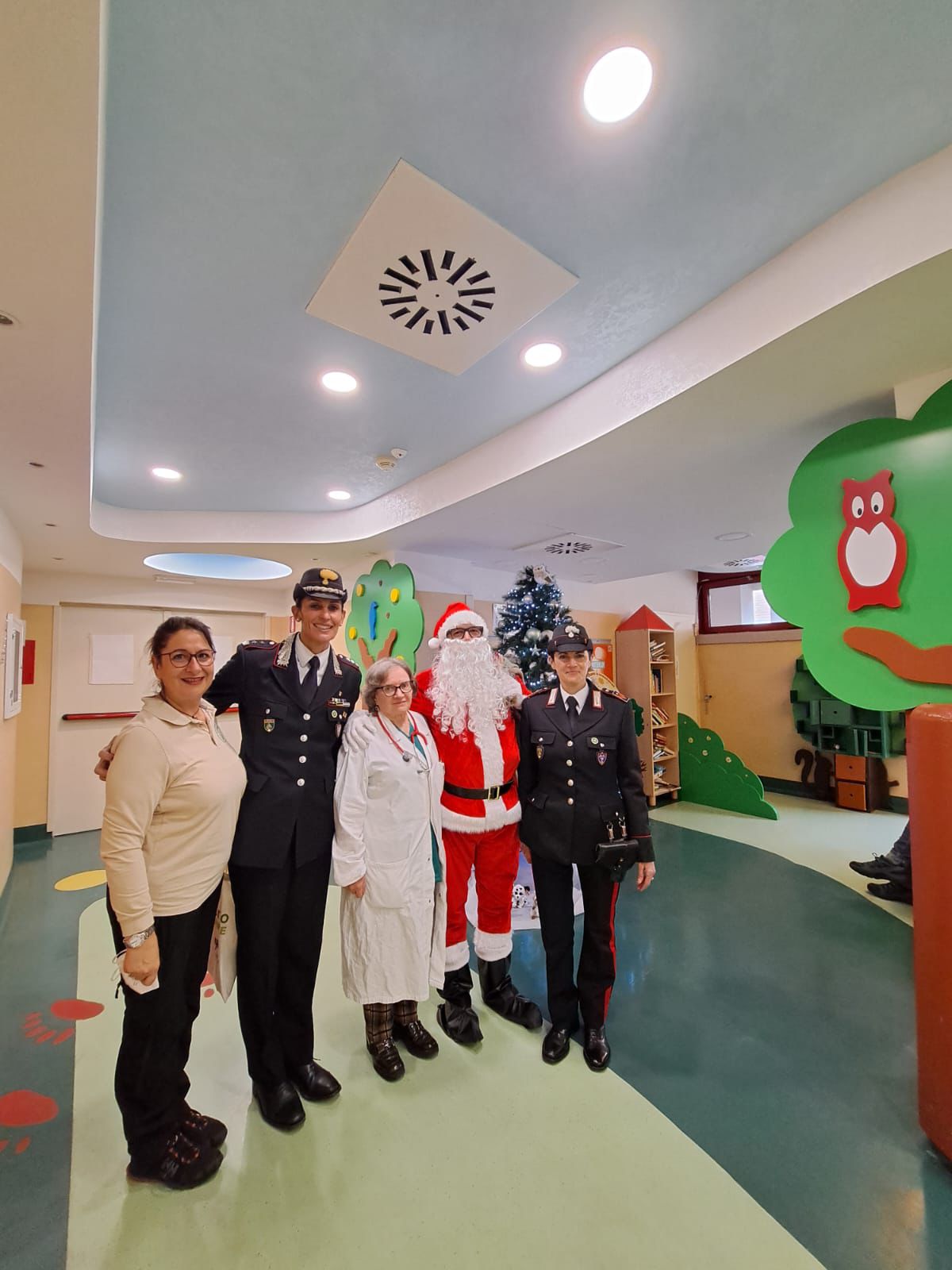 I Carabinieri del Reparto Biodiversità di L’Aquila “scortano Babbo Natale” in visita al reparto pediatrico dell’Ospedale S. Salvatore 