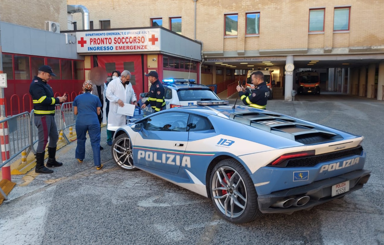 Trapianti, La Lamborghini della Polizia Stradale trasporta un organo da Padova a L'Aquila