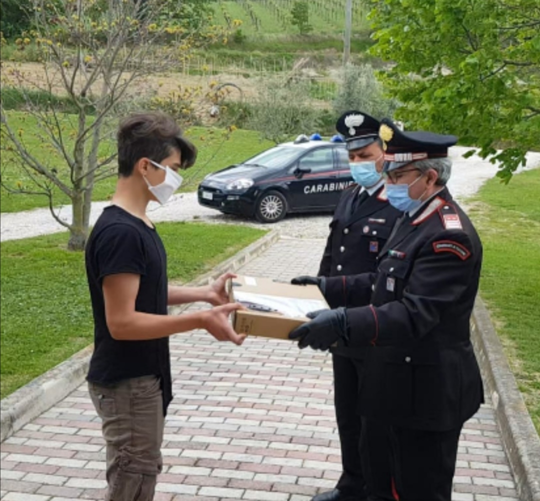 Carabinieri di Chieti consegnano personal computer agli studenti 