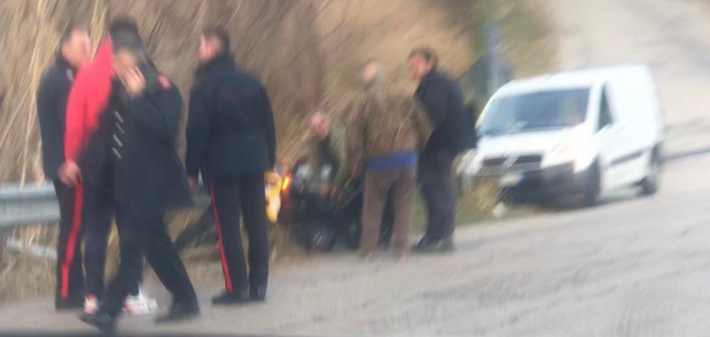 Incidente stradale a Casoli, perde il controllo della moto e finisce fuori strada