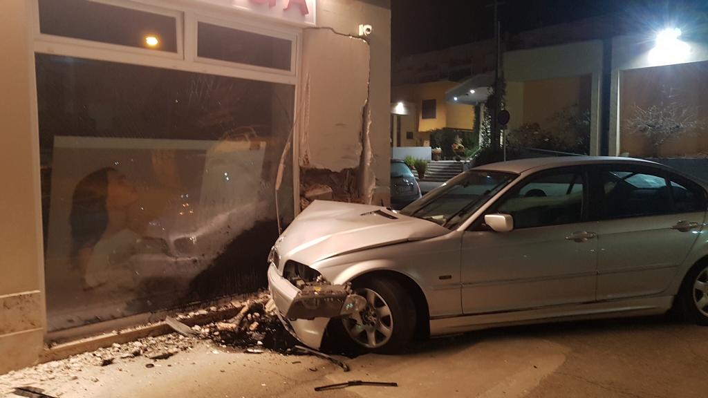 Chieti scalo, auto si schianta contro la vetrina di un centro estetico in via Pescara