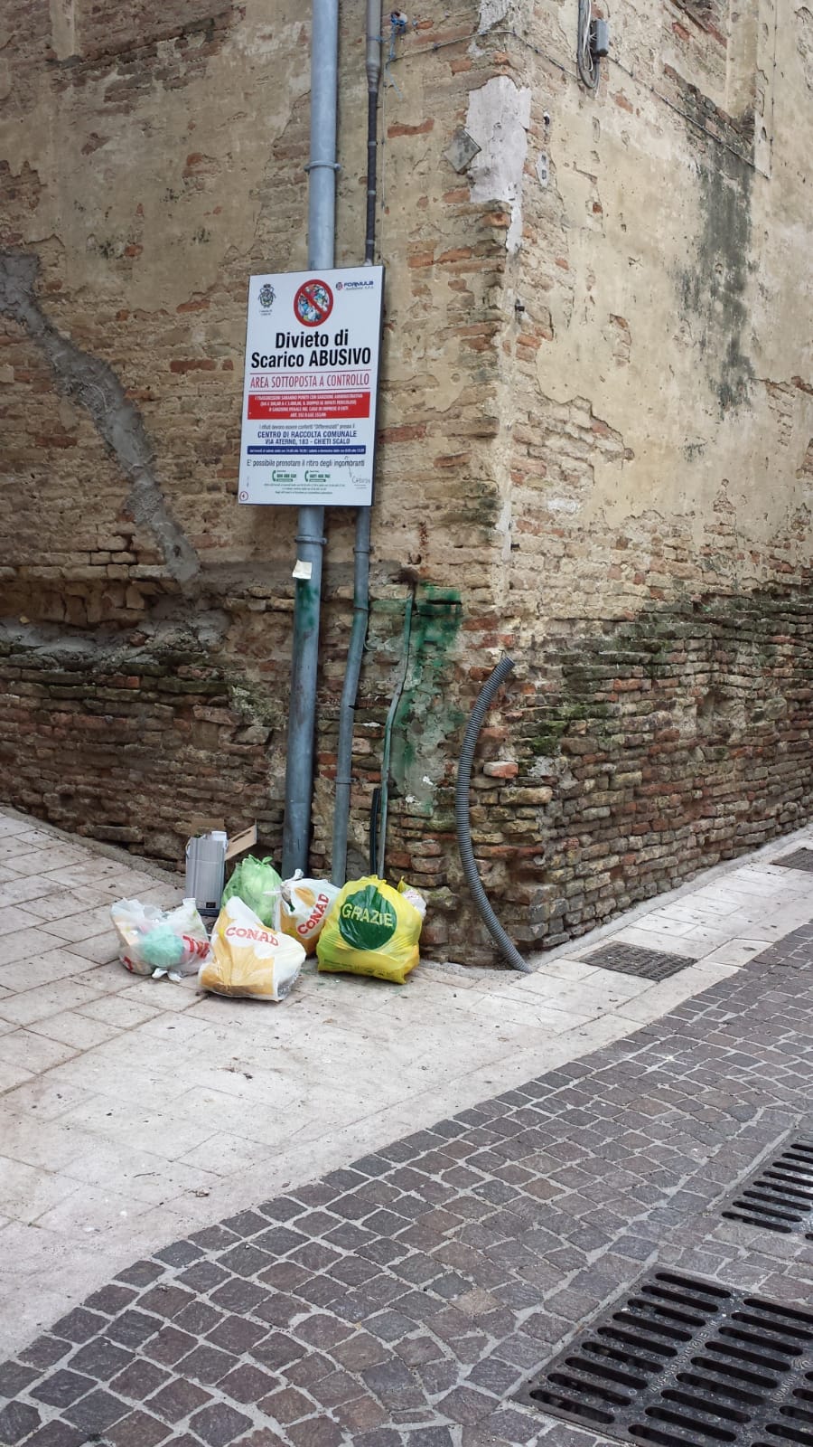 Abbandono dei rifiuti per strada a Chieti, altre multe