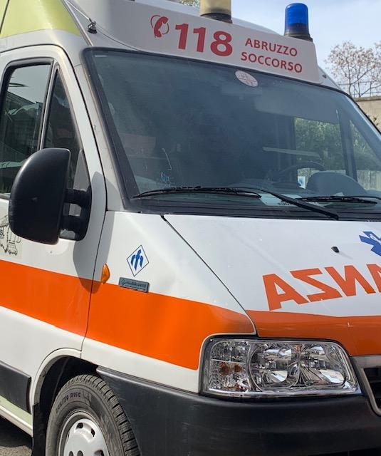 Incidente stradale su viale D'Annunzio a Pescara, auto si ribalta e finisce contro un'altra parcheggiata, ferita una donna