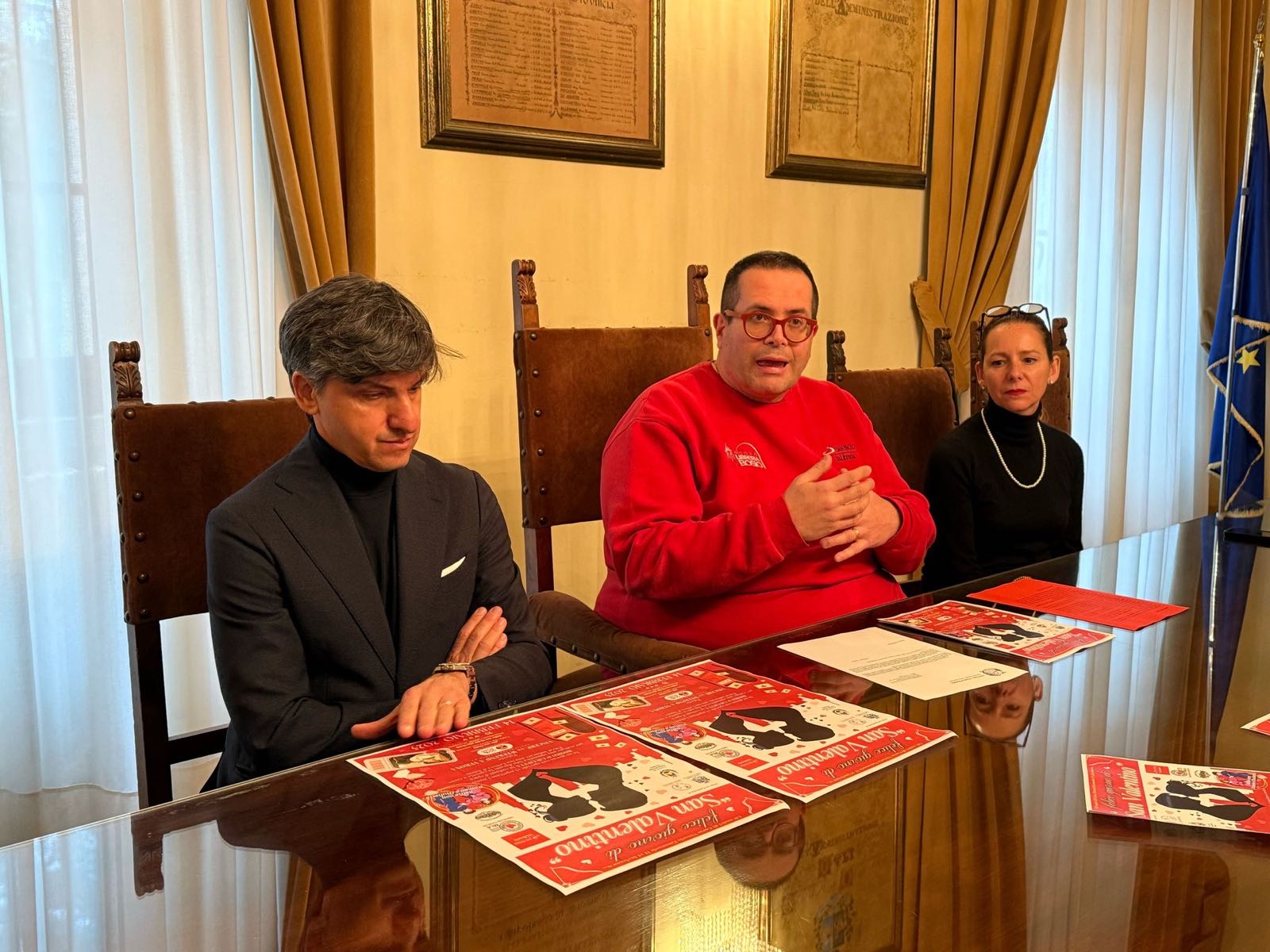 Pescara, A San Valentino in corso Vittorio Emanuele II  vetrine addobbate e foto nel giorno degli innamorati