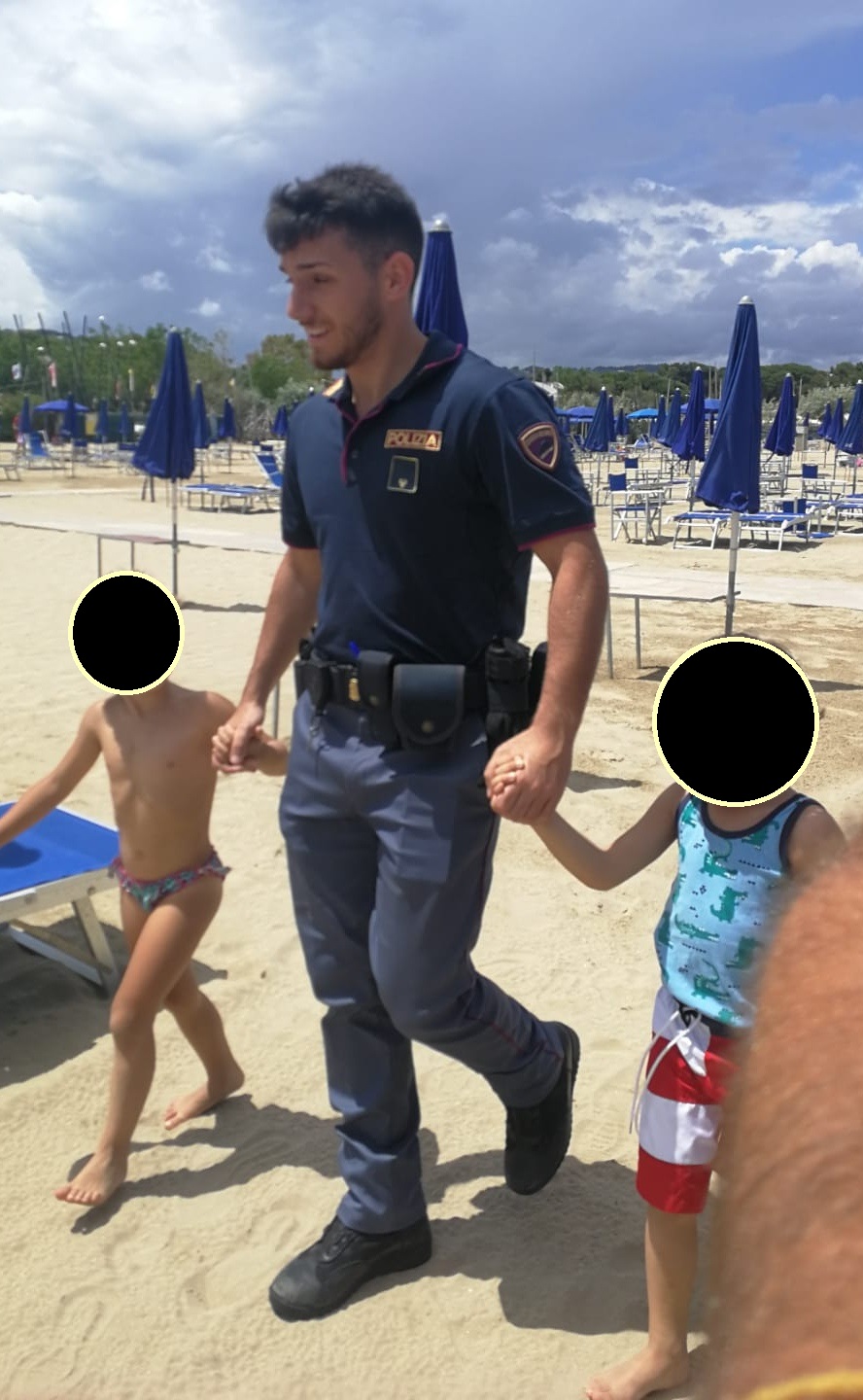 Due bimbi di 4 anni si smarriscono in spiaggia a Pescara, rintracciati dalla Polizia di Stato