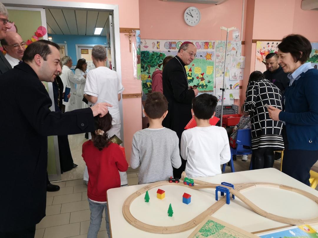 Monsignor Bruno Forte visita l’ospedale di Chieti  e porta doni ai bimbi ricoverati 