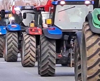 Protesta trattori, in centinaia sul lungomare di Pescara