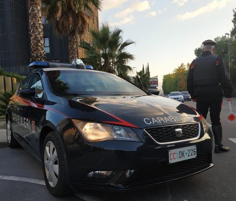 Chieti, rubano capi abbigliamento in un centro commerciale, scoperti e denunciati dai carabinieri