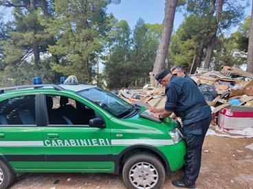 Pescara, bruciano rifiuti abbandonati, Carabinieri Forestale sequestrano terreno e denunciano imprenditori