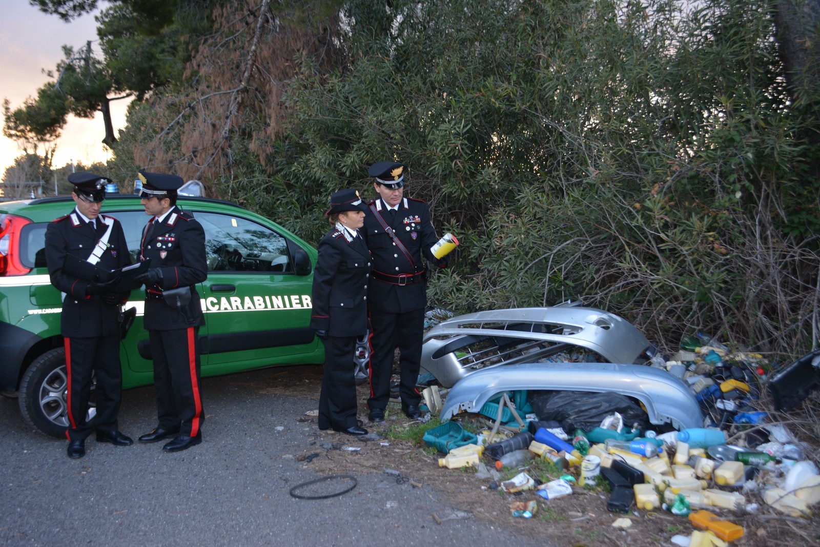 I Carabinieri Forestale sequestrano in un terreno a Collecorvino rifiuti speciali, denunciato un 35enne