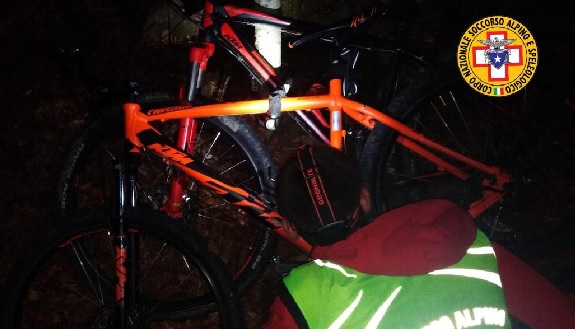 Ritrovati all'alba in Val Fondillo i due giovani ciclisti dispersi