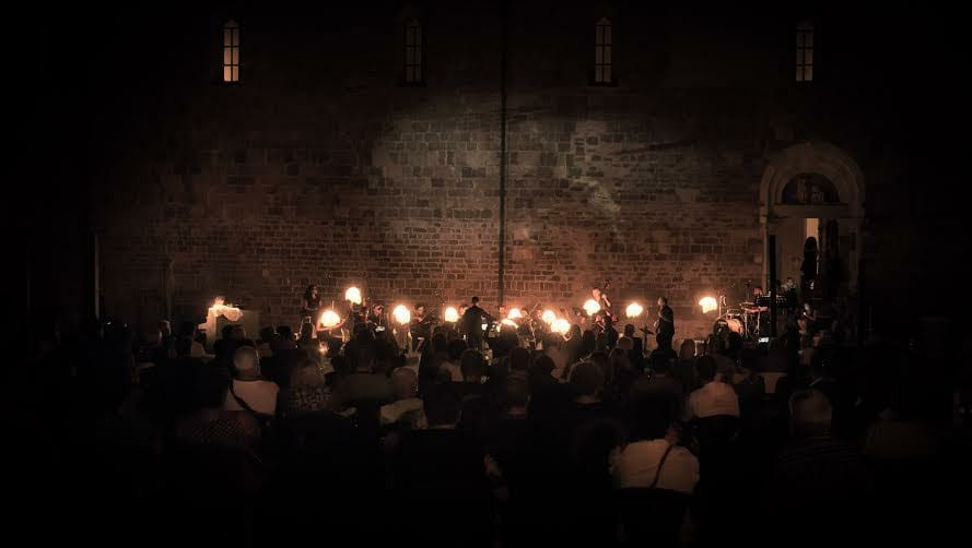 Ferragosto a Fossacesia, successo per Il concerto all'Abbazia di San Giovanni in Venere di Friotto e Bandautore e Orchestra 900