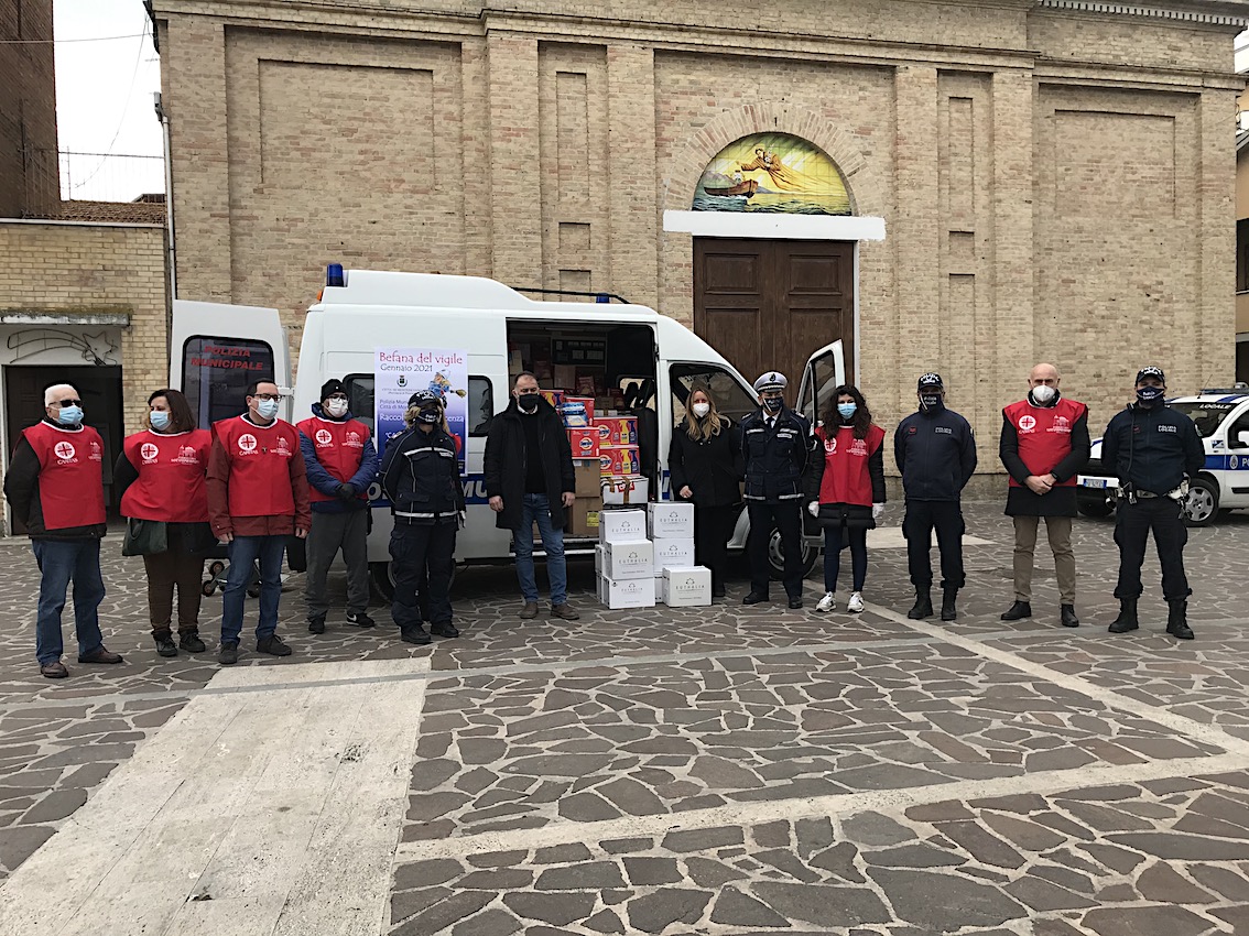 Befana del Vigile a Montesilvano, donati alla Caritas 14 quintali di derrate alimentari