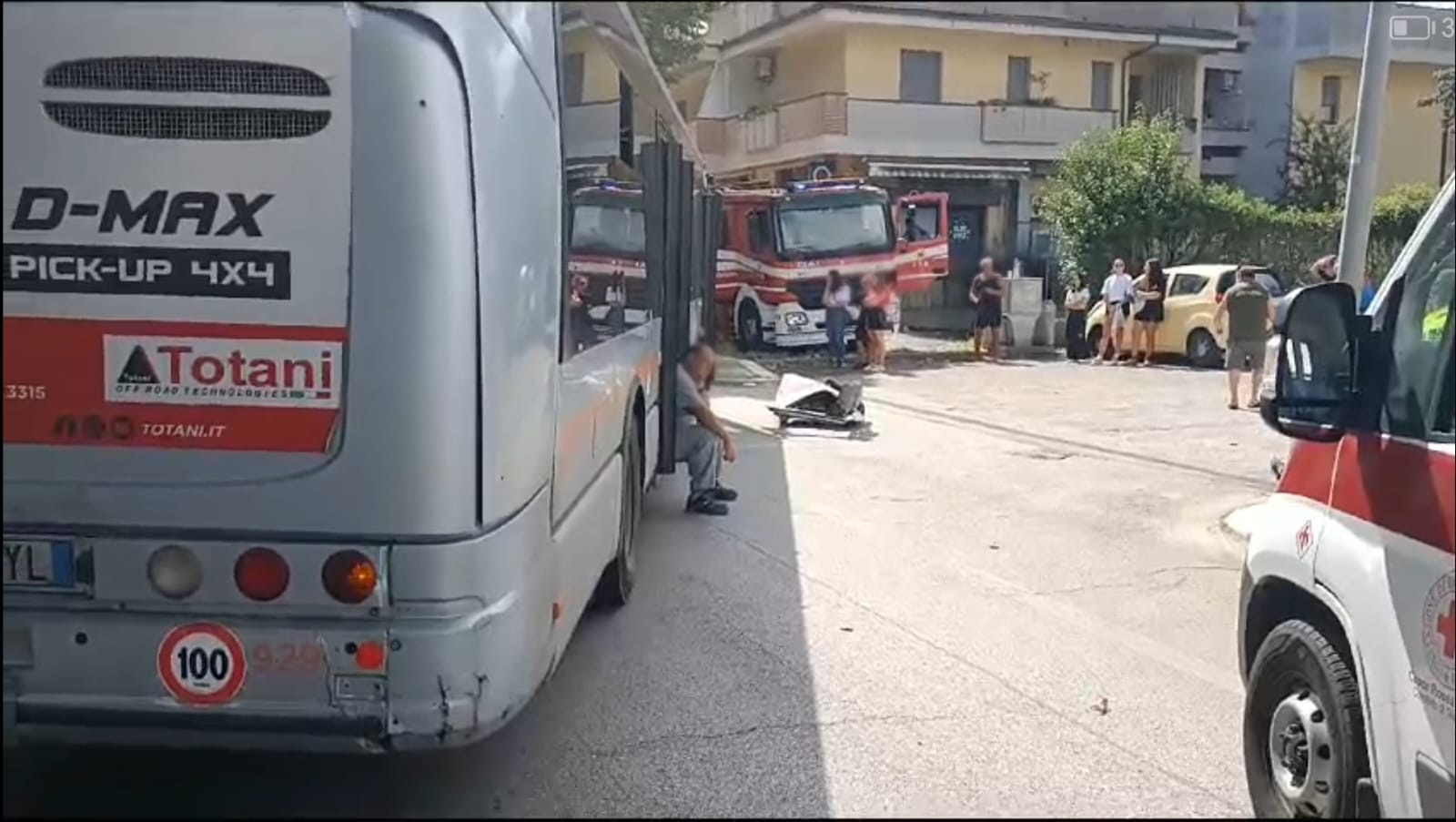 Giulianova, scontro tra Tir e pullman sulla SS16: 14 feriti