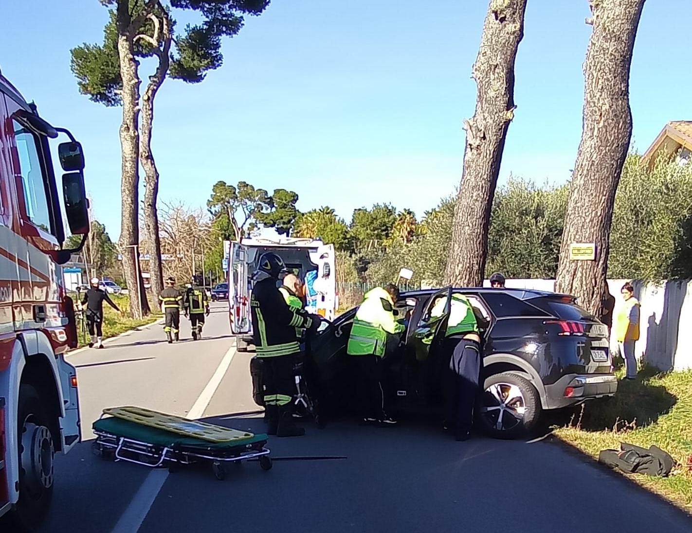 Incidente frontale sulla SS16 a Cologna Spiaggia: quattro feriti, tra cui una bambina