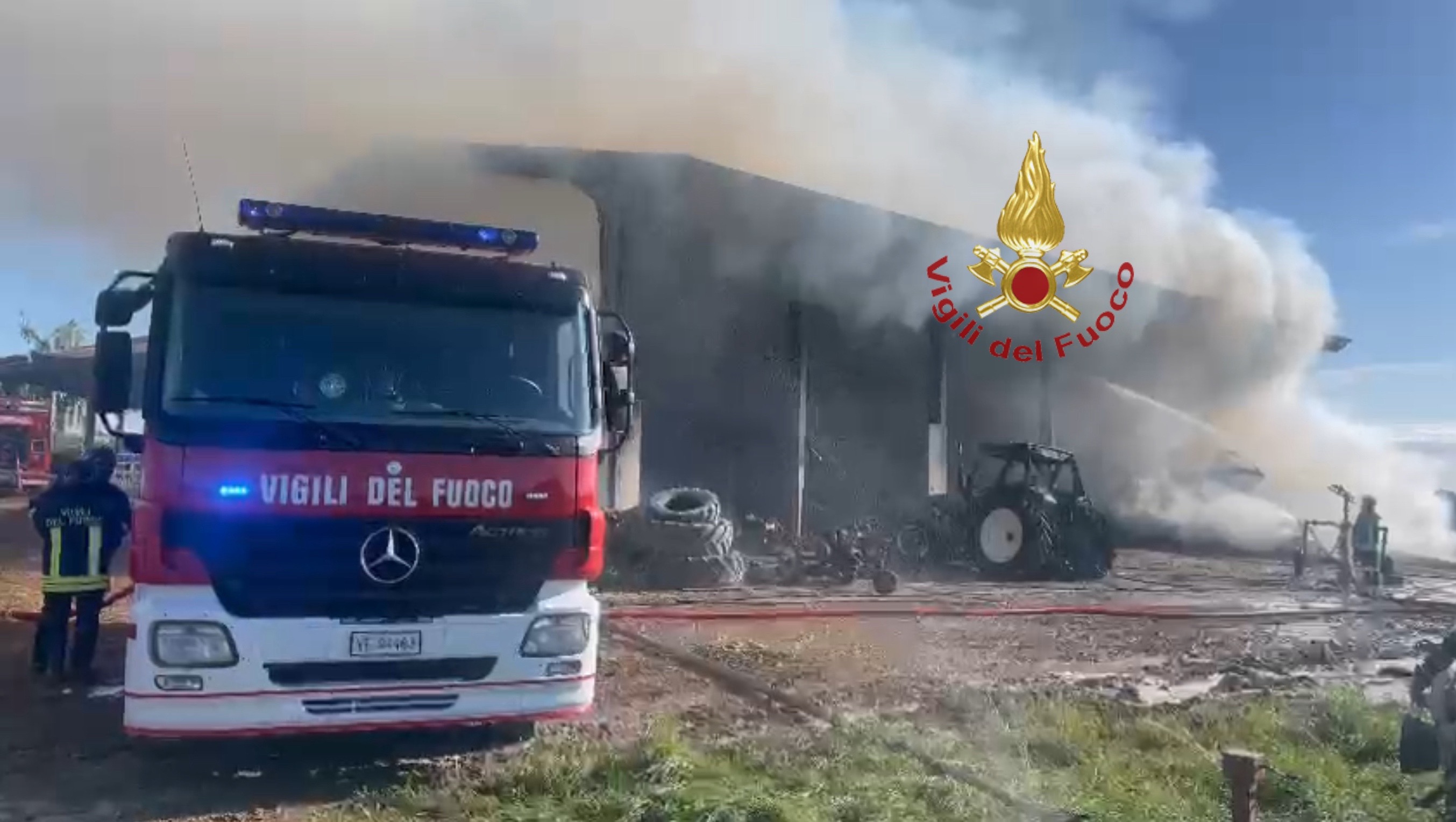 Incendio in azienda agricola a Civitaquana: intervento dei Vigili del Fuoco