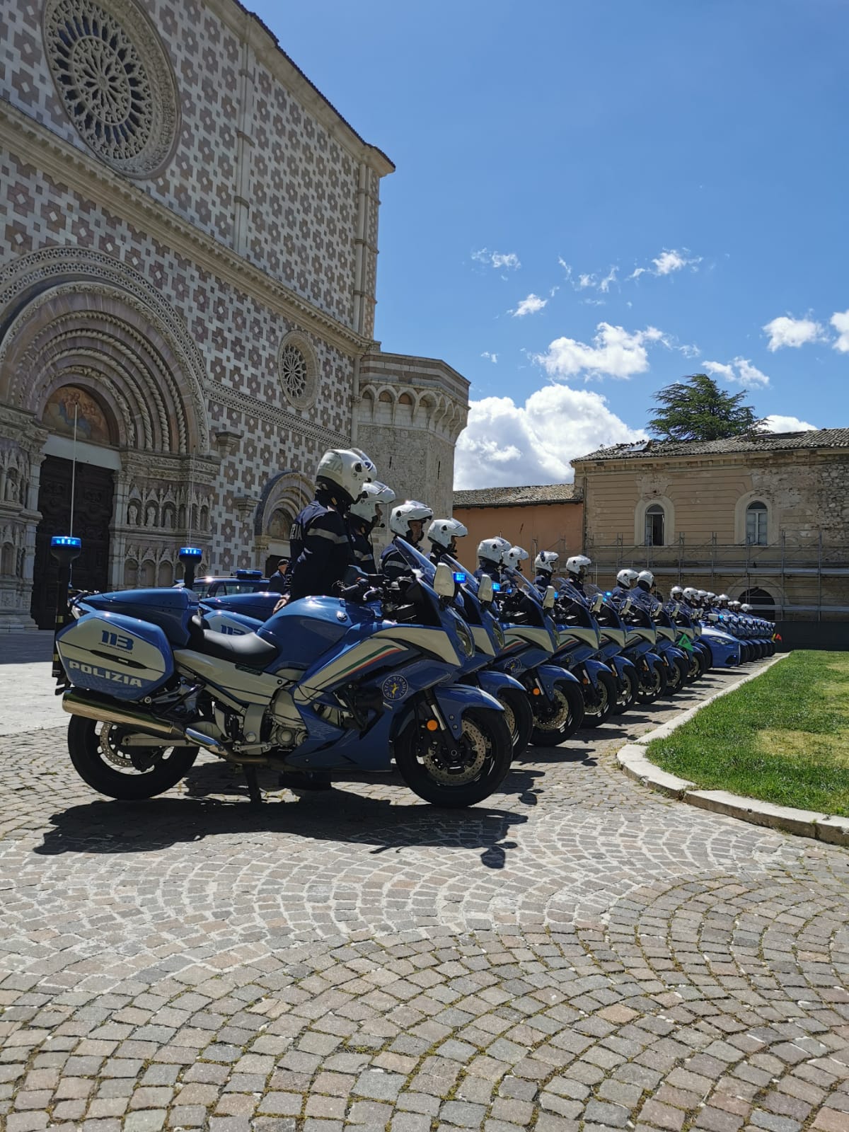 La scorta della Polizia Stradale accompagna il Giro d'Italia, una presenza che colora di azzurro la corsa rosa