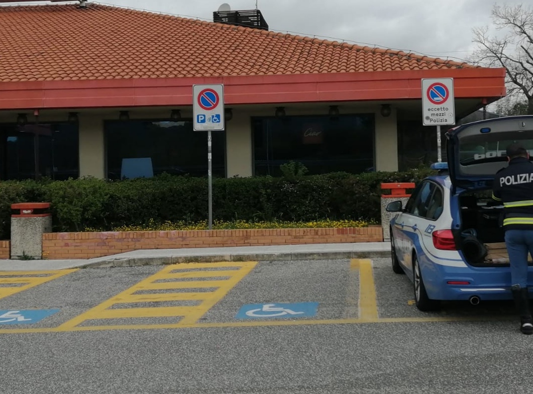 Parcheggiano nel parcheggio disabili, in area servizio su A24, beccati dalla Polizia Stradale minacciano gli agenti