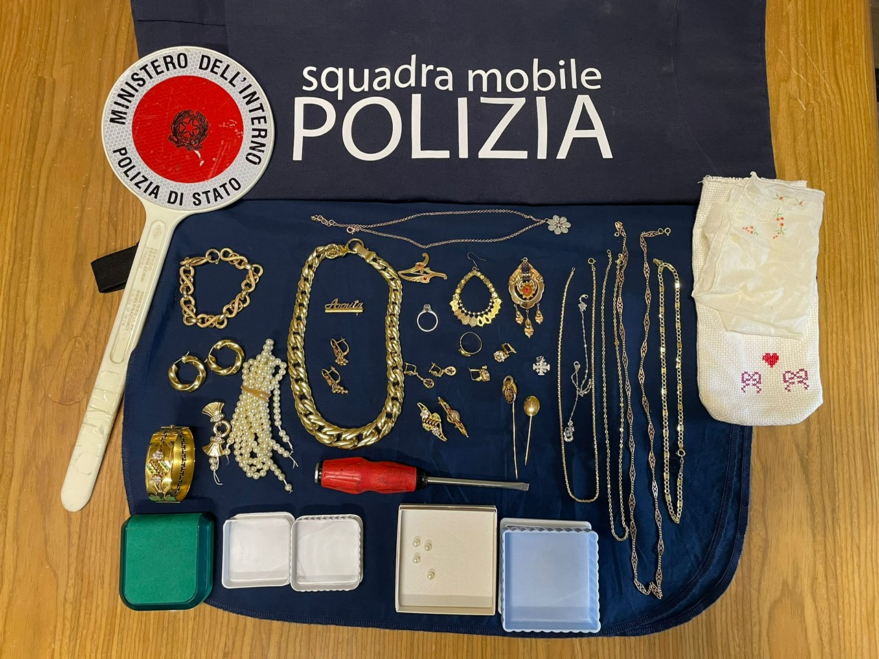 Furto in casa ai danni di un'anziana: la Polizia di Pescara arresta quattro persone in flagranza