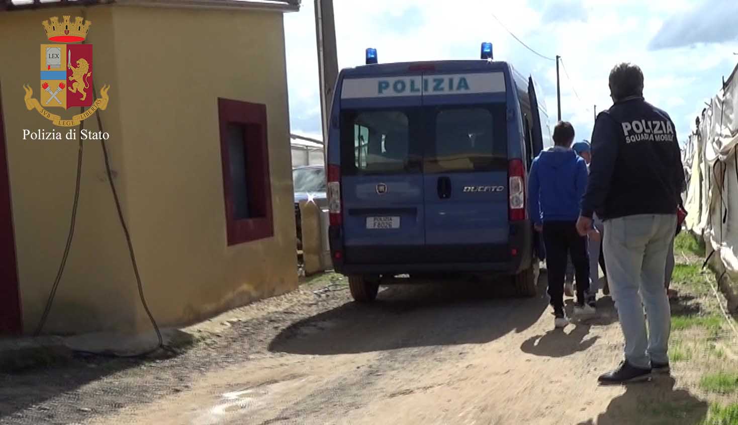 Controlli della Polizia in aziende e braccianti agricoli nella piana del Fucino 