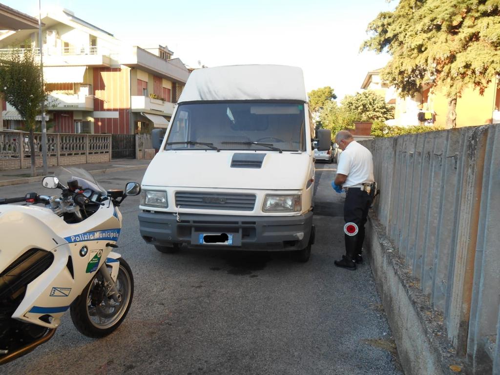 Montesilvano, gli agenti della Polizia locale individuano tre mezzi rubati nel napoletano, nel foggiano e a San Salvo