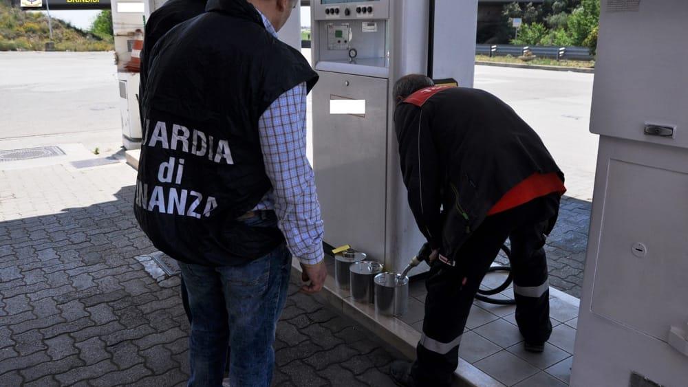 Teramo, esposizione prezzo carburante irregolare: sanzioni per oltre 36mila euro a distributori