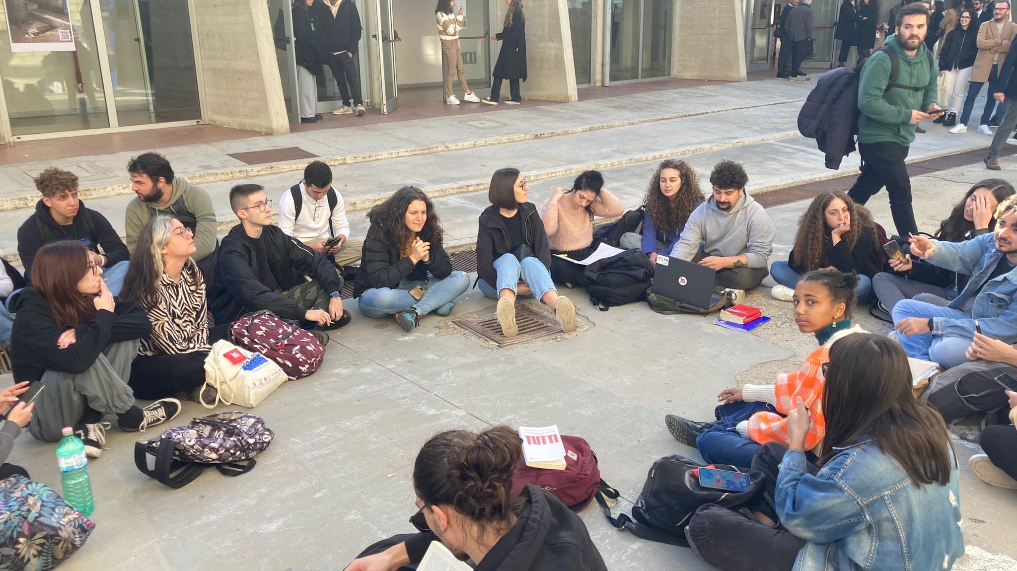 Pescara, manifestazione studentesca alla d'Annunzio per denunciare lo stato di abbandono del polo in viale Pindaro