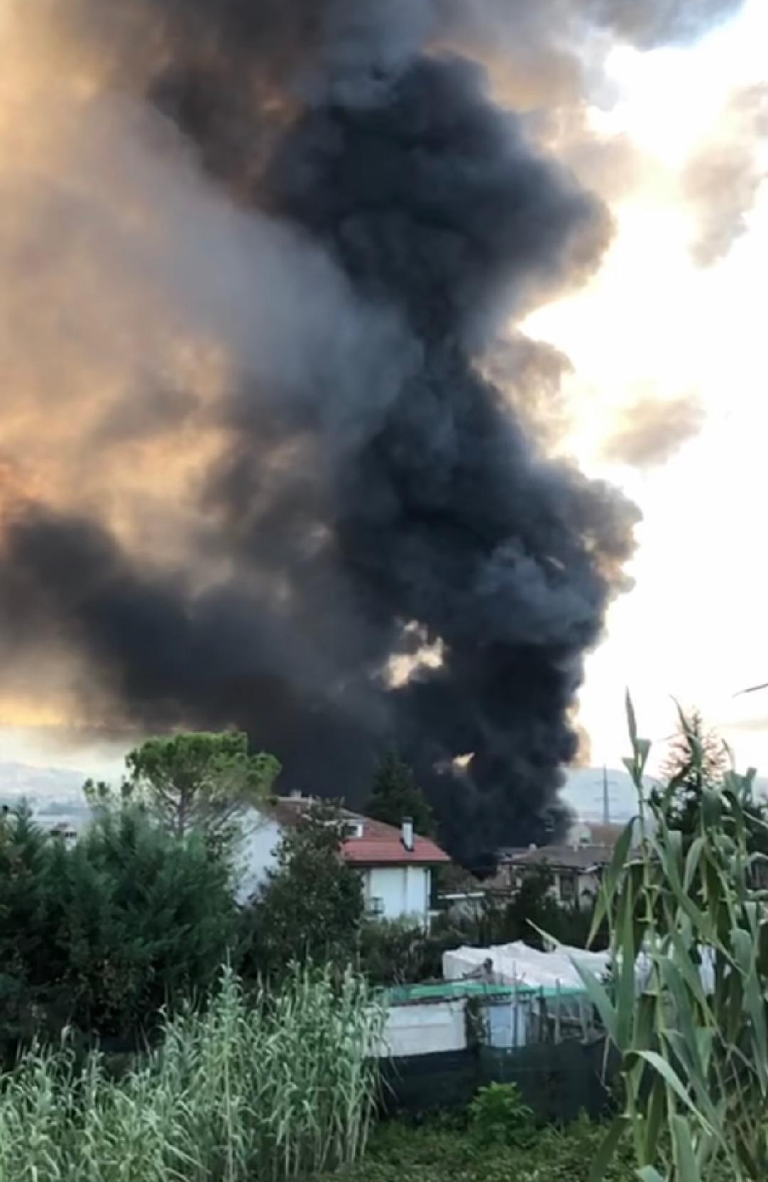 Villanova di Cepagatti (Pe), incendio alla Isobit, brucia materiale plastico, pericolo inquinamento