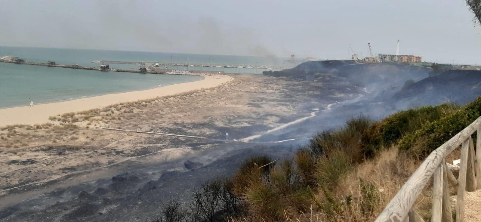 Vasto, incendio devasta la riserva naturale di Punta Aderci 