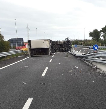 Incidente all'altezza del casello autostradale di Vasto Sud, camionista ubriaco fermato.