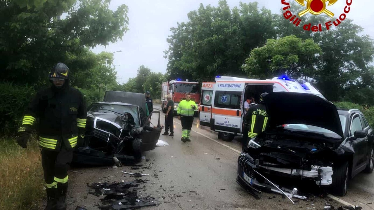 Terribile incidente tra due auto a Vasto, nello scontro frontale ferite 5 persone