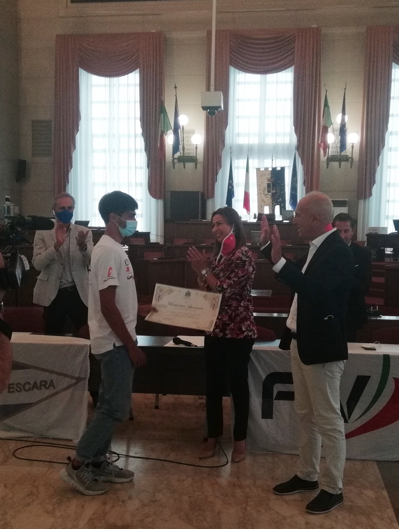 Pescara, Il campione europeo giovanile di vela Domenico Lamante  premiato dal Sindaco Carlo Masci