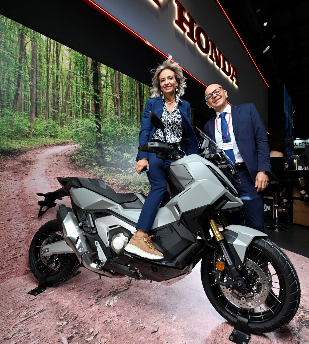 Regione Abruzzo a EICMA, l'assessore Magnacca elogia l'innovazione di Honda