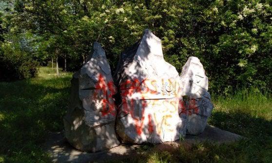 Scritte fasciste sul monumento alla Brigata Maiella a Bologna