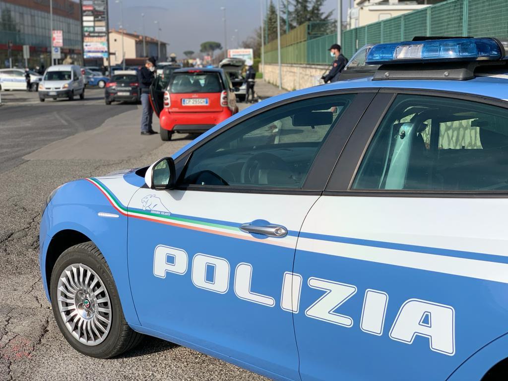 L'Aquila, controlli anticovid della Polizia, interrotta festa di compleanno organizzata da extracomunitari