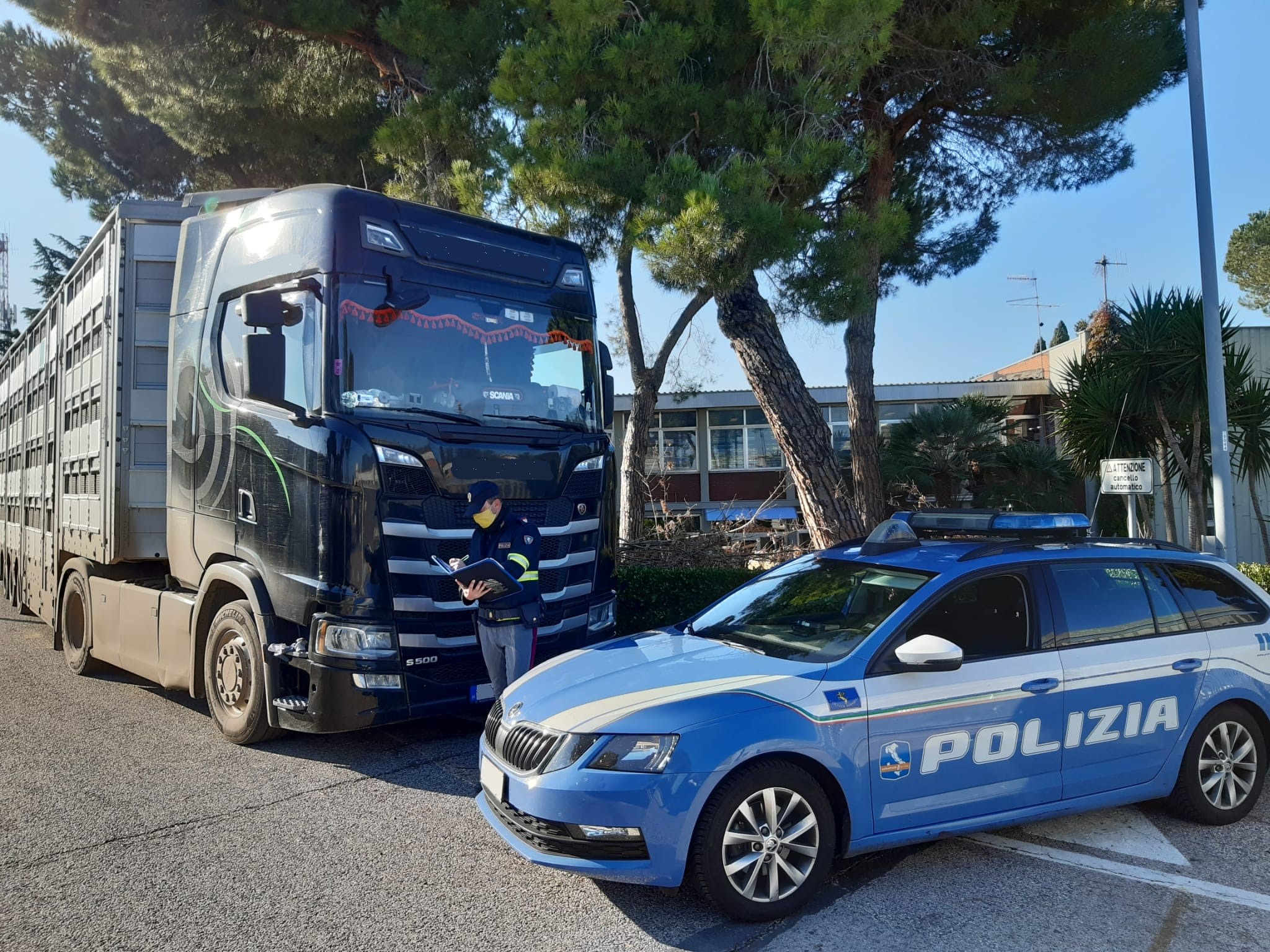 Pescara, guidava ubriaco in modo spericolato il tir sulla A14, la polizia ritira la patente ad un camionista