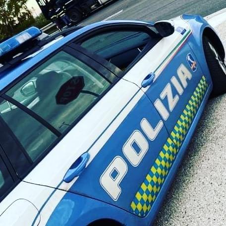 Pescara, motociclista in rianimazione dopo schianto contro auto in sosta 