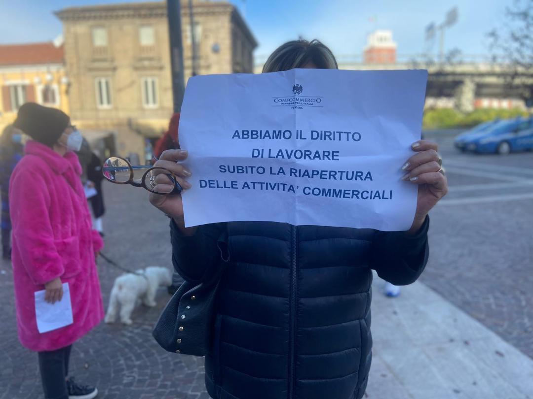 Coronavirus, a Pescara manifestazione di protesta dei commercianti: " Subito la riapertura"  