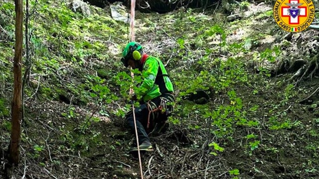 Crognaleto, cercatore di funghi precipita nel torrente, salvato dall'elisoccorso