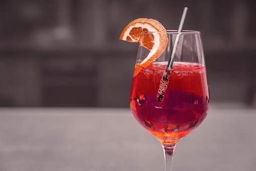 Aperitivi serviti davanti al bar e consumazioni all’interno: sanzionati 2 locali dai Carabinieri