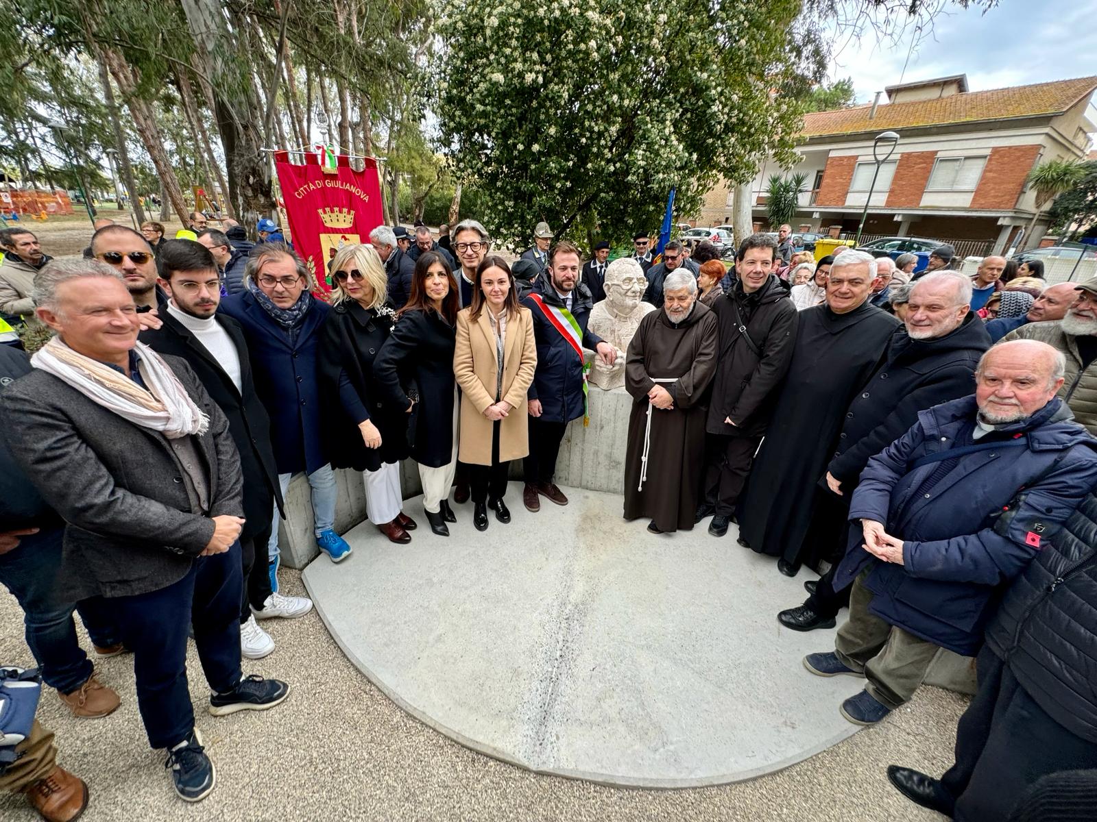 Giulianova, inaugurata la scultura monumentale in ricordo di don Ennio Lucantoni, questa mattina, nel parco Franchi. 