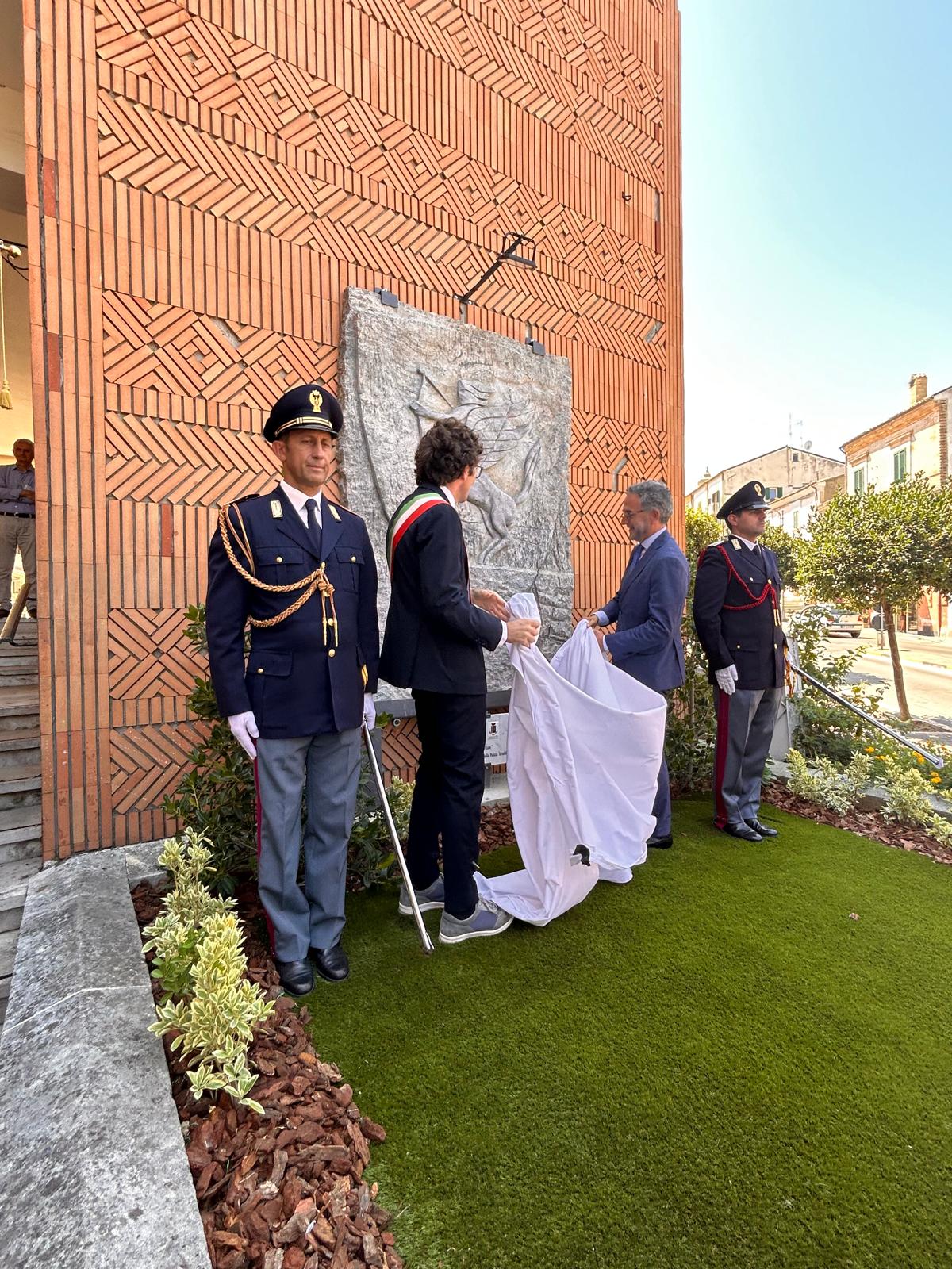 Vasto inaugurata la stele dedicata alla Polizia stradale posta sulla facciata del municipio