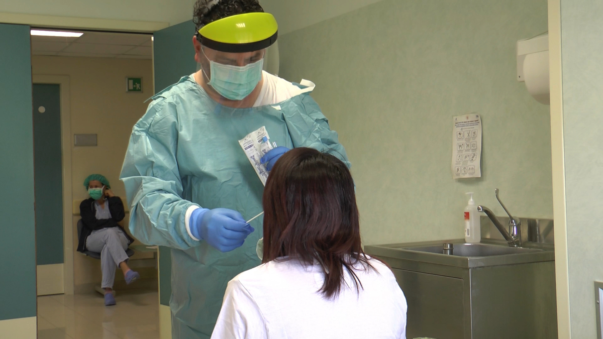 Tamponi nel piazzale 118 a Chieti, Mancinelli:   “Attività temporanea per emergenza Covid nelle scuole” 