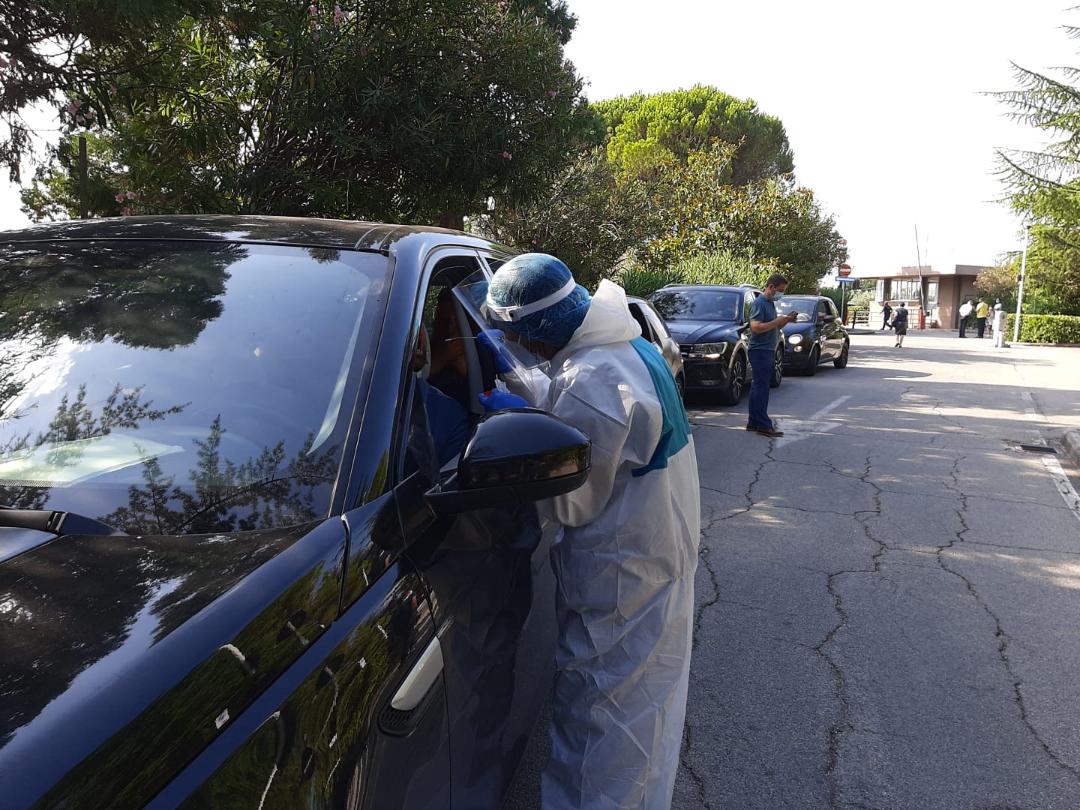 Coronavirus, grande affluenza di vacanzieri di ritorno ai tamponi "drive-in" a Ortona 