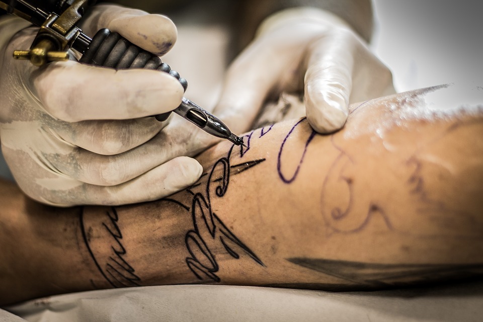 Consiglio regionale Abruzzo, ecco cosa prevede la nuova normativa su tatuaggi e piercing