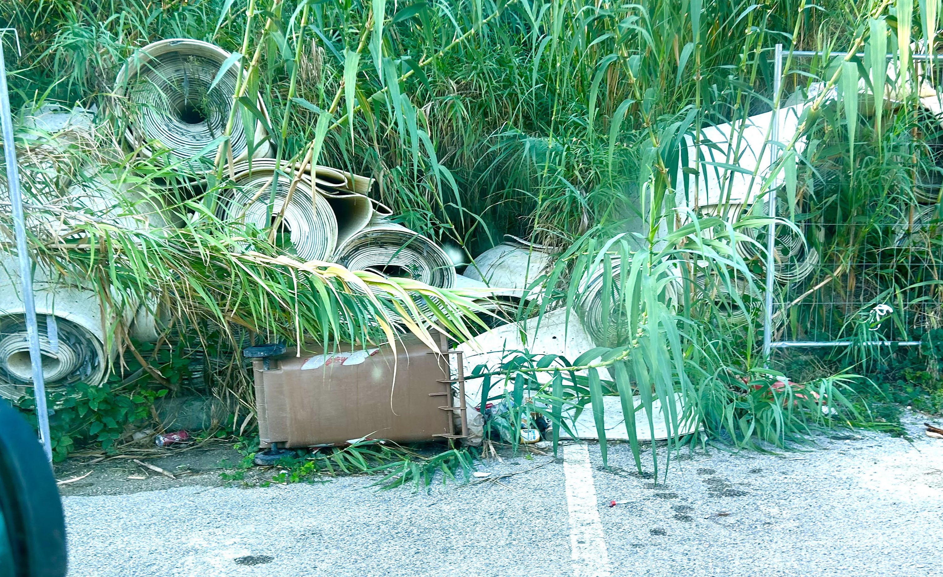 Teramo, discarica di rifiuti nel parcheggio del campo di calcio dell'Acquaviva: associazione Robin Hood denuncia l'amministrazione comunale