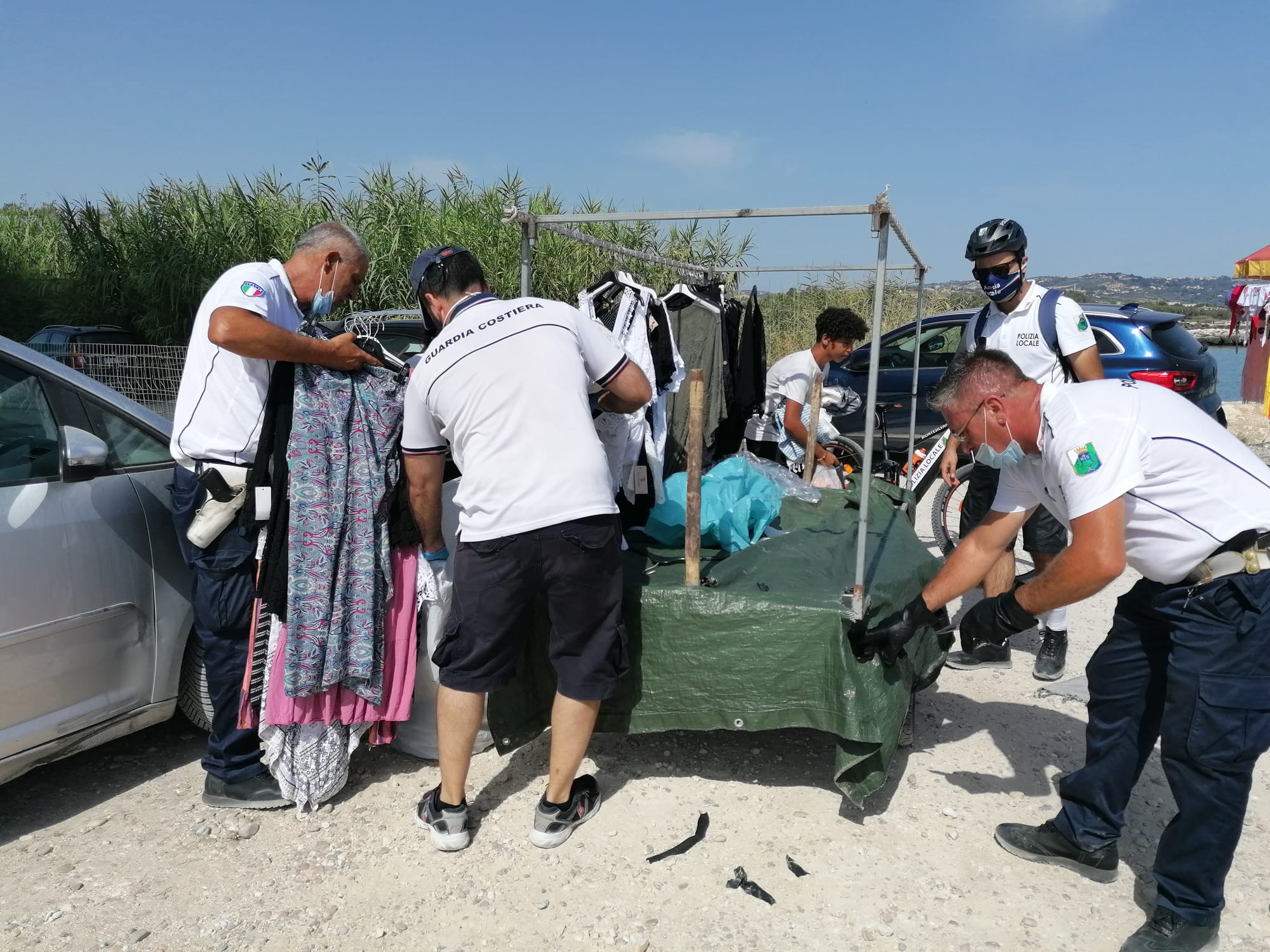 MONTESILVANO, POLIZIA LOCALE E GUARDIA COSTIERA SEQUESTRANO 3000 PEZZI DI MERCE CONTRAFFATTA